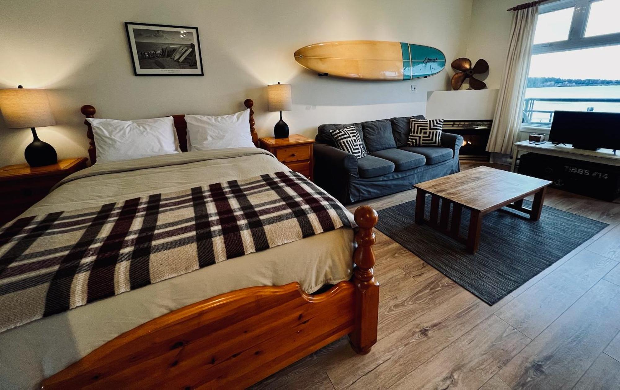 Island Village Properties At Fred Tibbs Tofino Zimmer foto