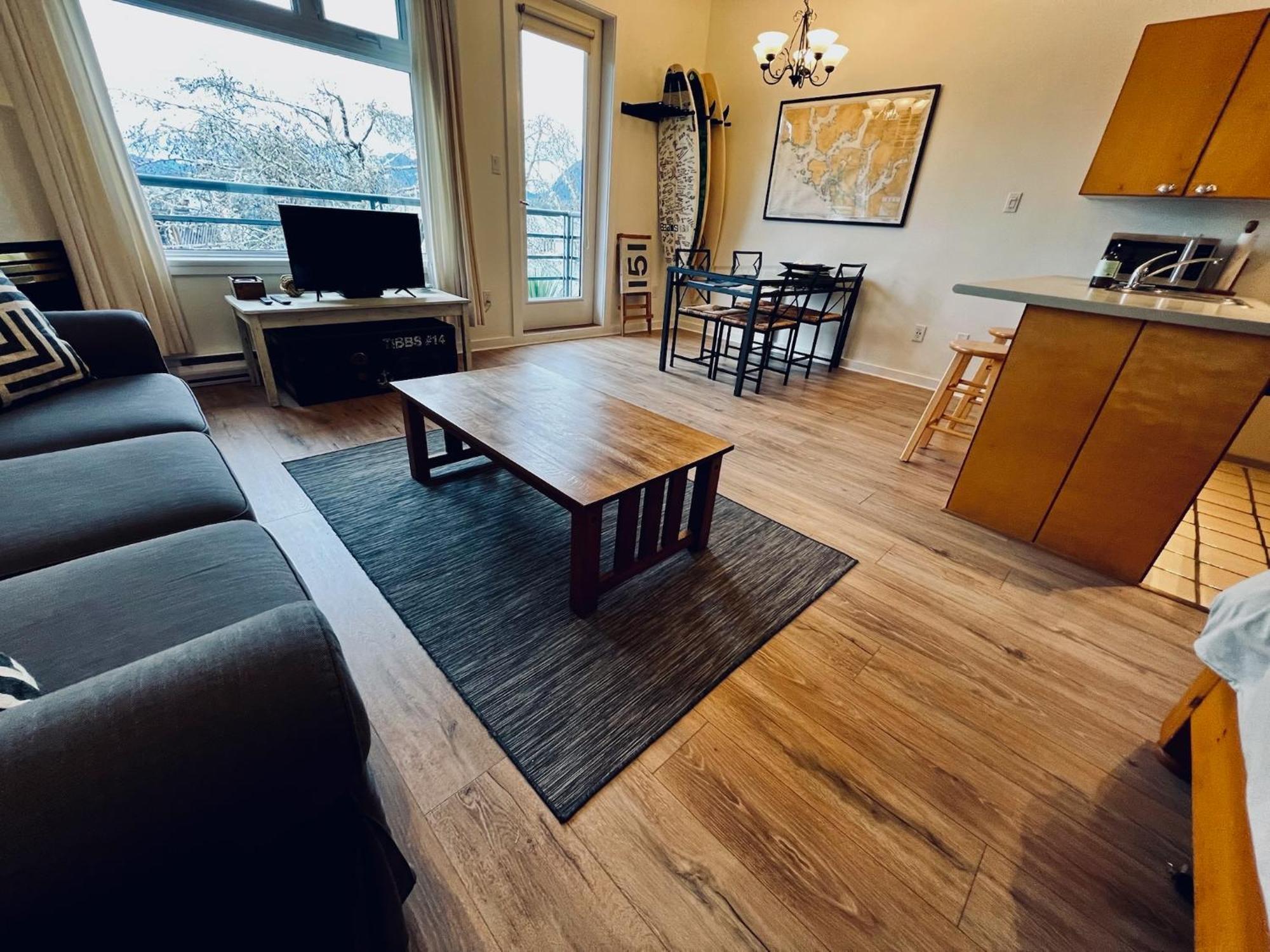 Island Village Properties At Fred Tibbs Tofino Zimmer foto