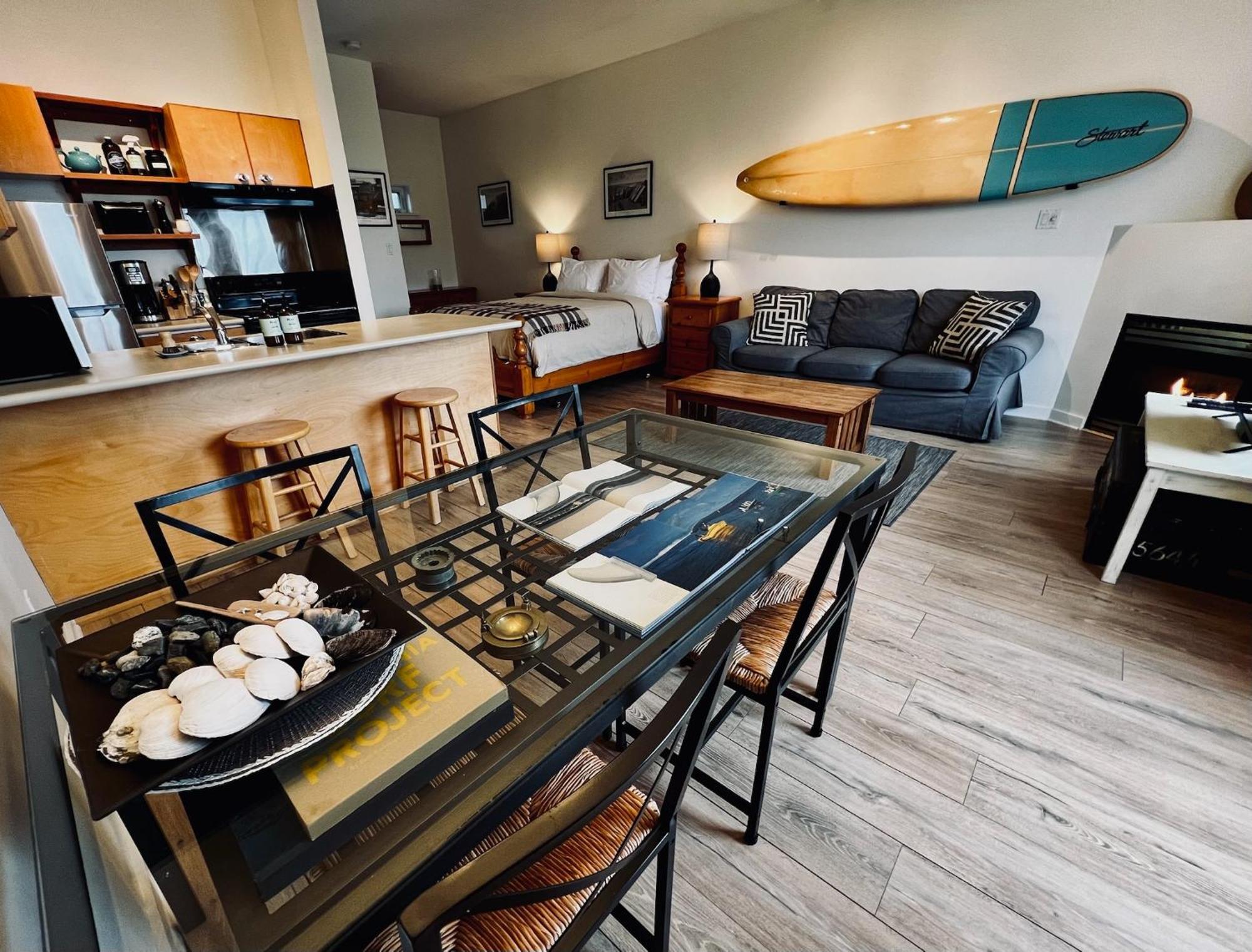 Island Village Properties At Fred Tibbs Tofino Zimmer foto